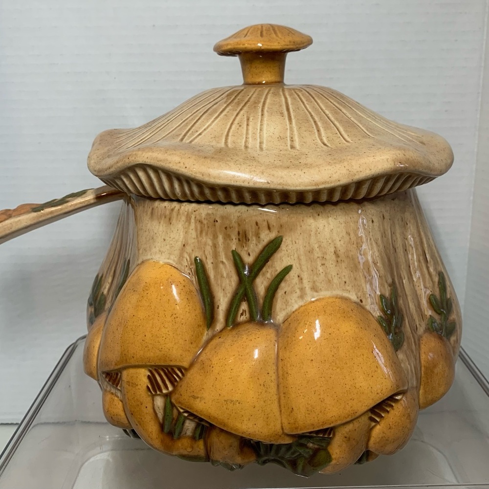 Vintage Arnel’s Mushroom 3D Soup Tureen.             1522
